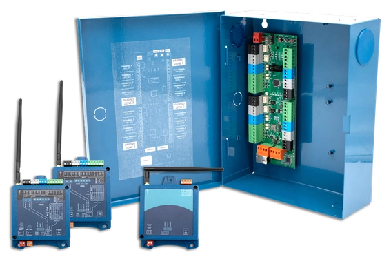 A KNECT Gateway in its enclosure with two Endpoints beside it